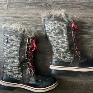 Sorel Women's Brown and Black Fur-Trim Lace-Up Winter Boots with Red Laces